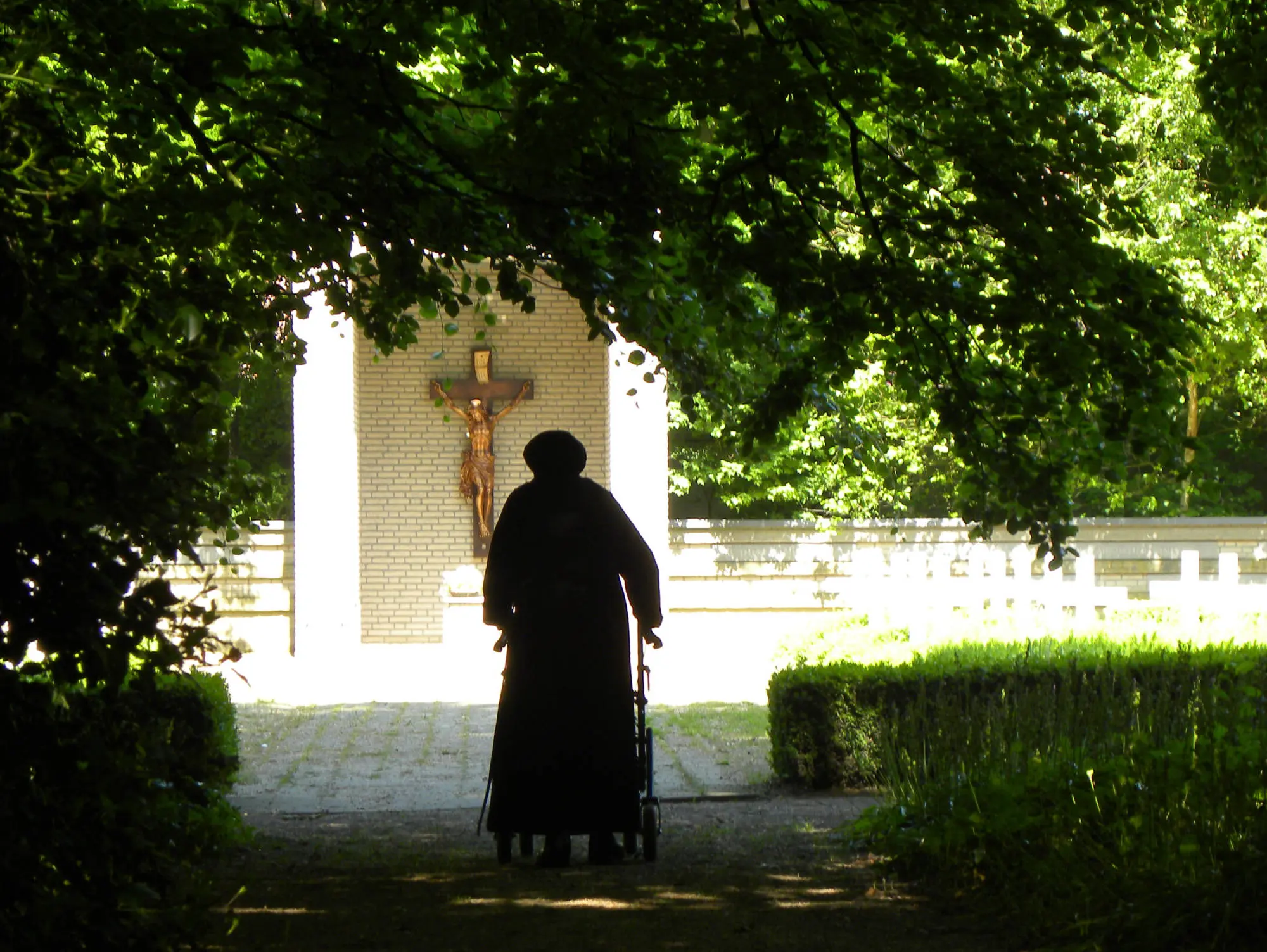 Kloosterzuster kijkt naar het kerkhof van de Onze Lieve Vrouwe Abdij Oosterhout